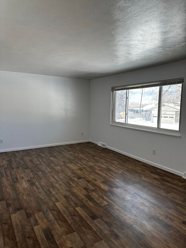 Building Photo - READY NOW!! Fantastic 4-bedroom,2 bath 1 car garage!