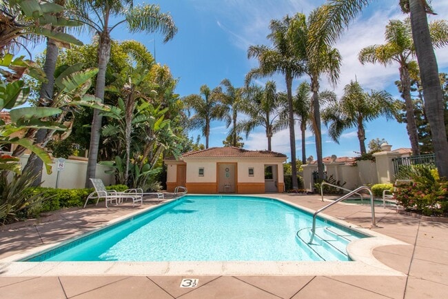 Building Photo - Spacious 3 Bed/2.5 Bath in Desirable UTC La Jolla Community of Toscana
