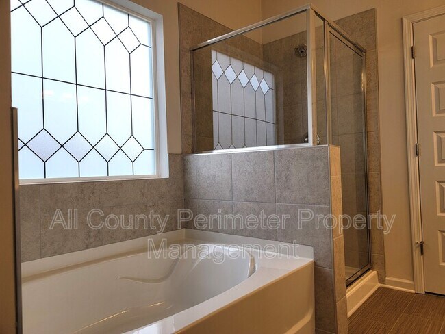 Building Photo - 25 Rambling Oaks Dr NE