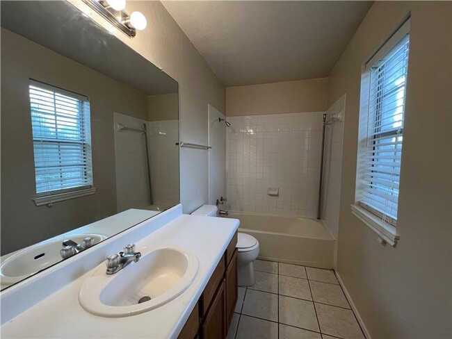 Building Photo - 1033 Christopher Ave