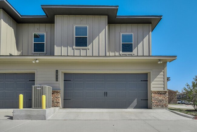 Building Photo - Spacious Townhome Available Now!