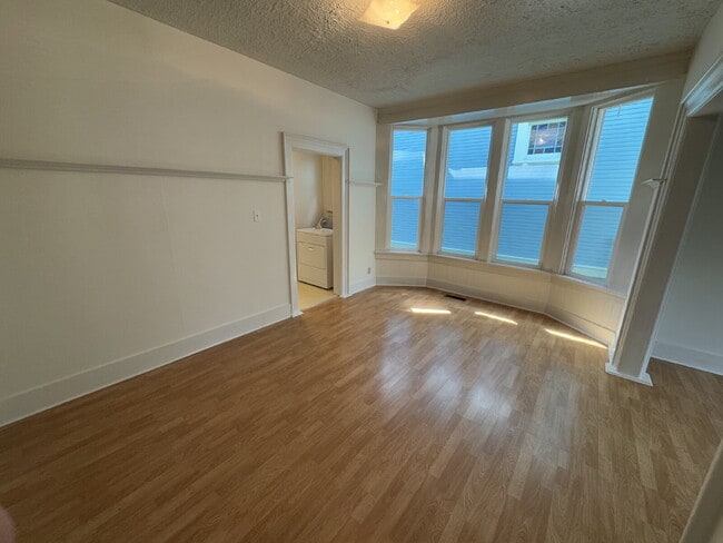 Building Photo - 3 Bedroom, 1 Bathroom Brooklyn Home