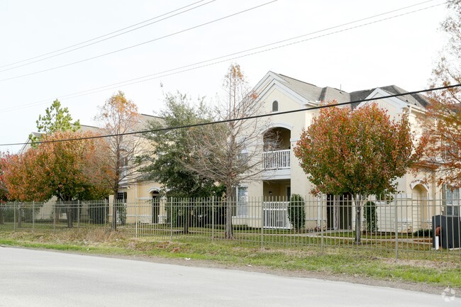 Building Photo - Windsor Gardens