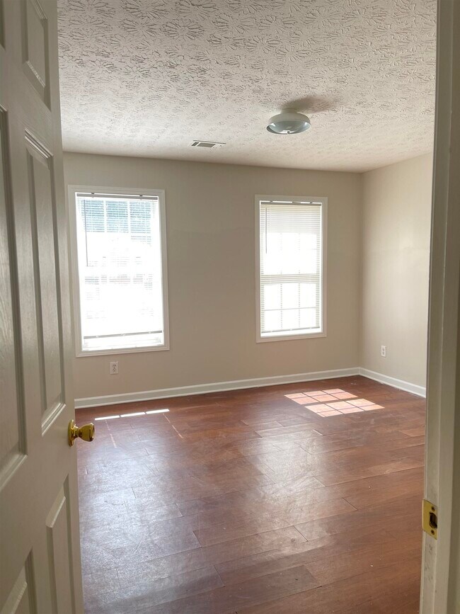 Building Photo - 347 Parkview Manor Dr