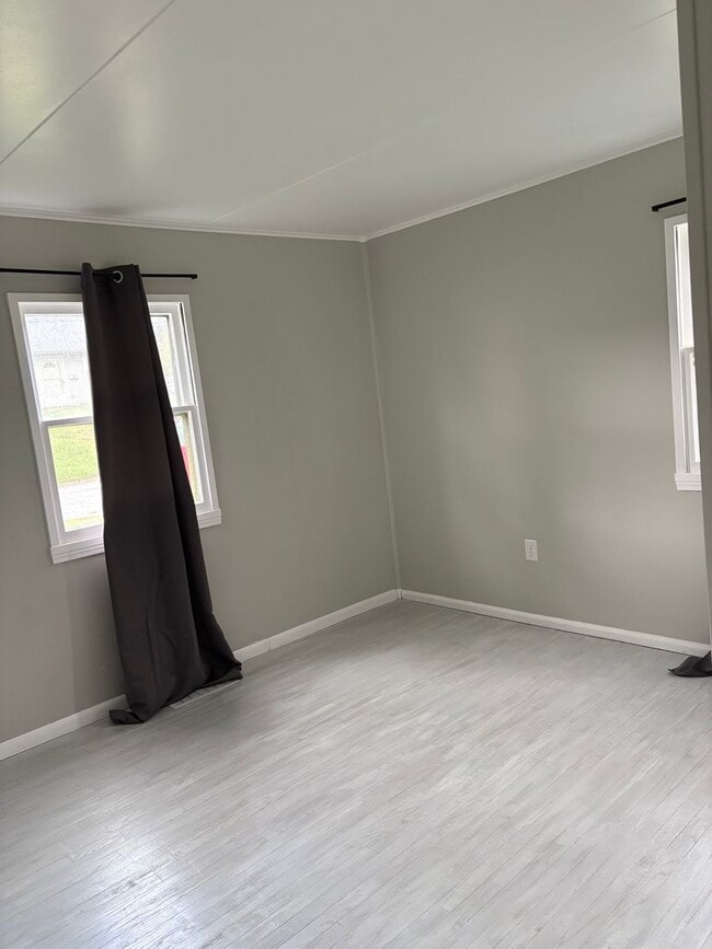 Building Photo - Two Bedroom House