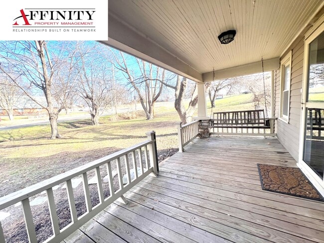 Building Photo - 1411 NE Englewood Rd