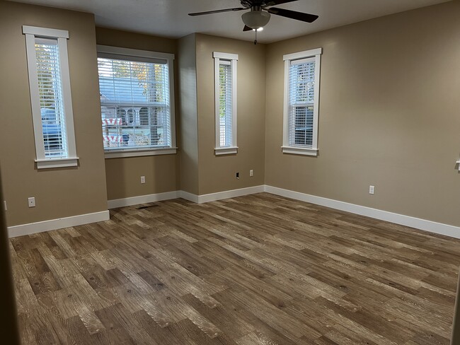 Building Photo - 4940 Willow Ln