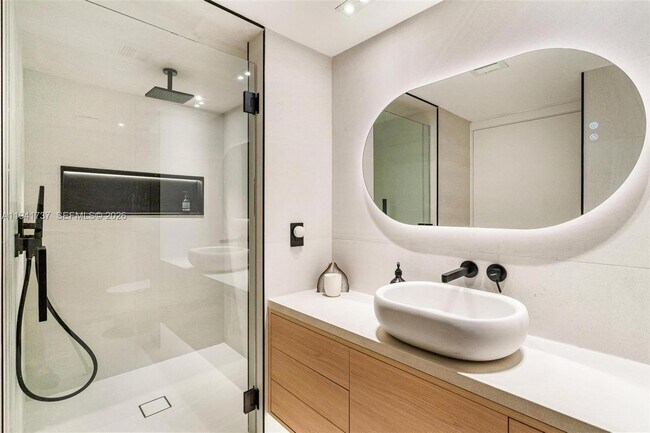 Building Photo - 16485 Collins Ave