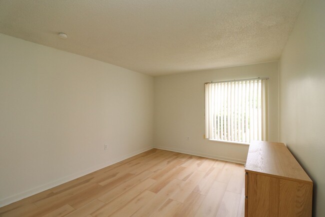Building Photo - 618 Orange Dr