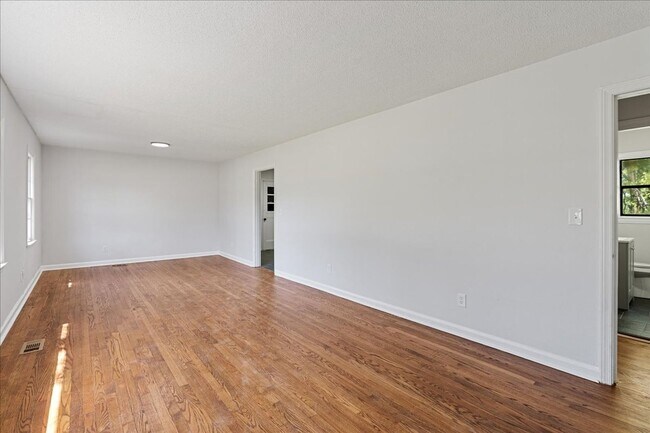 Building Photo - Newly renovated 3bed 1beath for rent!
