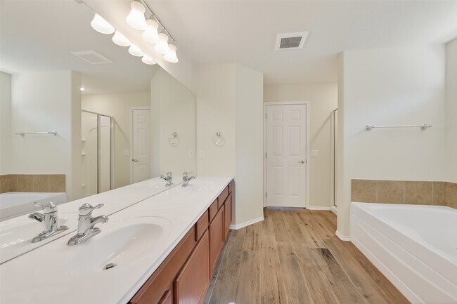 Building Photo - 827 Honeysuckle Vine Dr