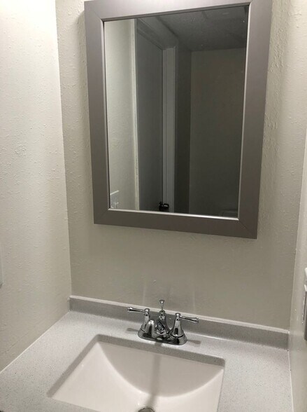 1/2 bathroom - 6228 Magnolia Ln N