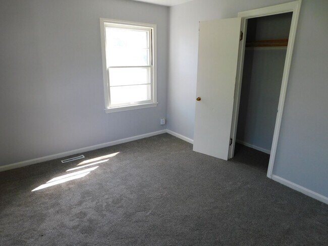 Building Photo - Charming 2 bedroom, 1 bathroom home locate...