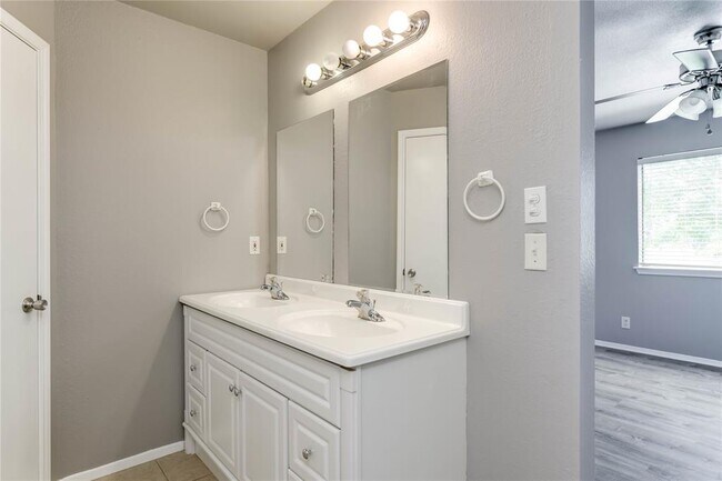 Building Photo - 816 Russet Valley Dr