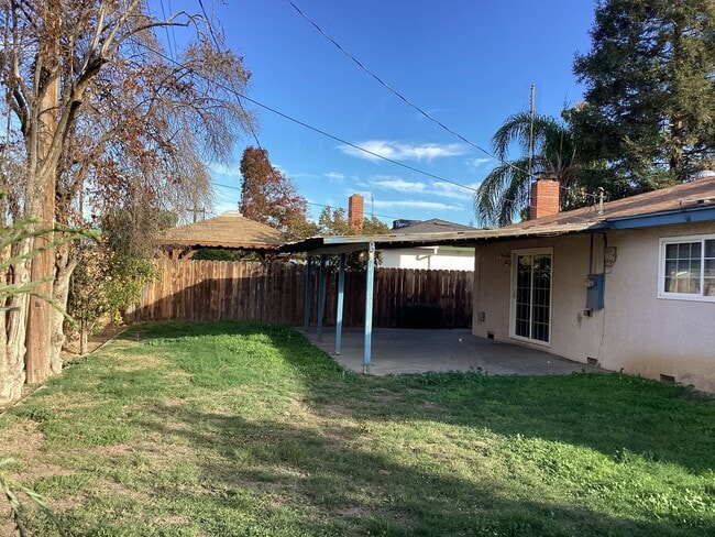 Building Photo - 487 W San Jose Ave