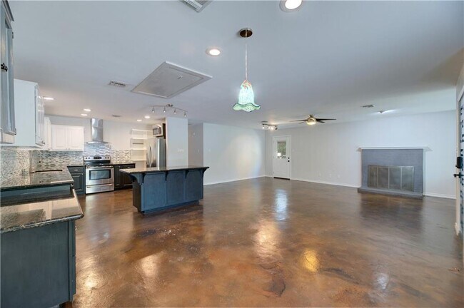 Building Photo - 5610 Oak Blvd