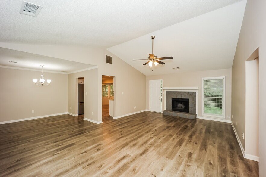 Building Photo - 10916 Clearwater Dr