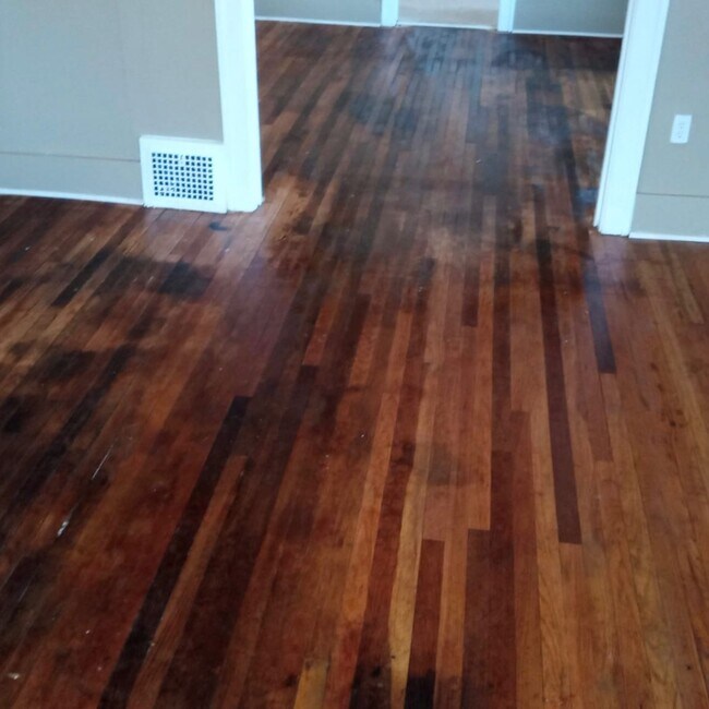 Building Photo - 1928 Gladstone St