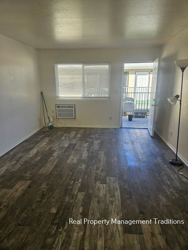 Building Photo - Fully Rehabbed 2 + 1 Rosamond Apartment