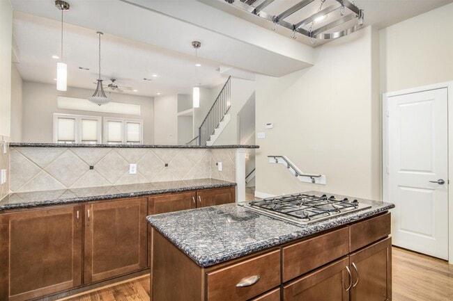 Building Photo - 5227 Lillian St