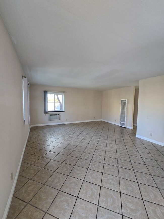 Building Photo - Chestnut