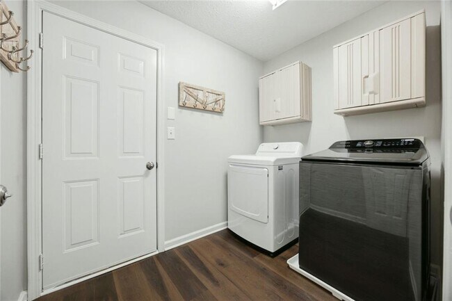 Building Photo - 572 Staghorn Ln