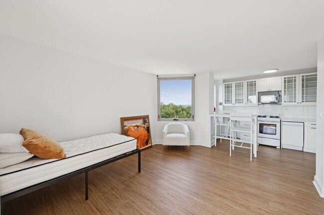 Building Photo - Renovated Studio w/ Private Balcony Glover...