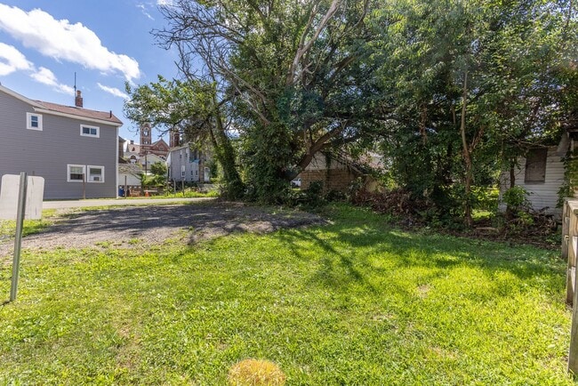 Building Photo - AVAILABLE OCTOBER 15th - Quirky 3+ Bedroom...