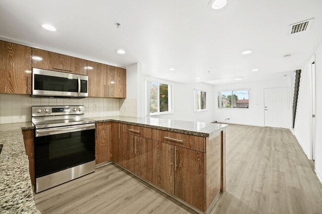 Building Photo - Newly Renovated 2 bed and 3 bath Townhome ...