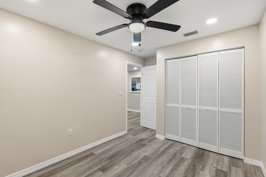 Building Photo - 903 Vine Ave