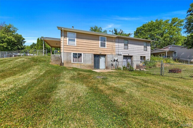 Building Photo - 32 Laura Dr