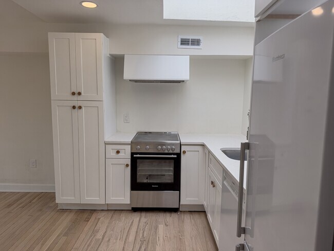 Building Photo - 1936 Green St