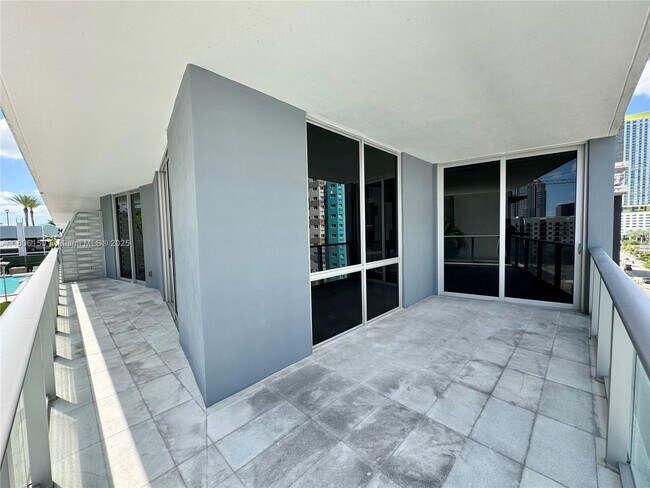 Building Photo - 1010 SW 2nd Ave