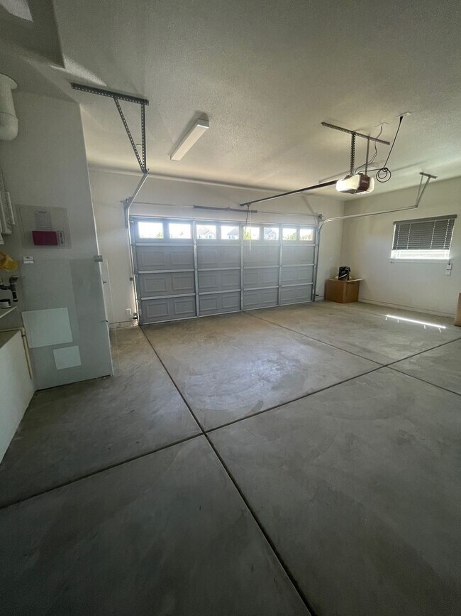Building Photo - NEWER BUILT 3 BED/2 BATH HOME