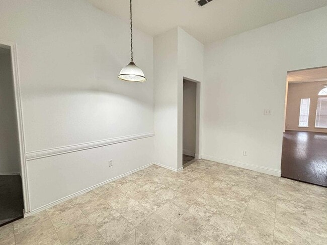 Building Photo - 830 W Colony Dr