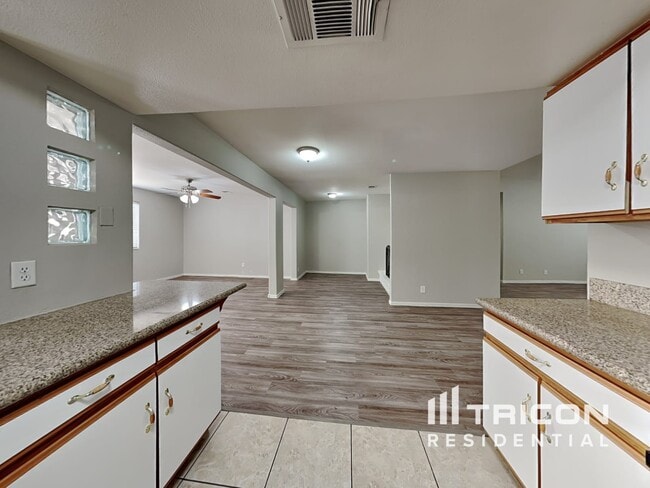 Building Photo - 5723 Deer Valley Dr