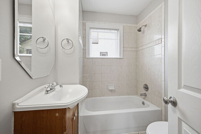 Building Photo - Sylvan Park Charm