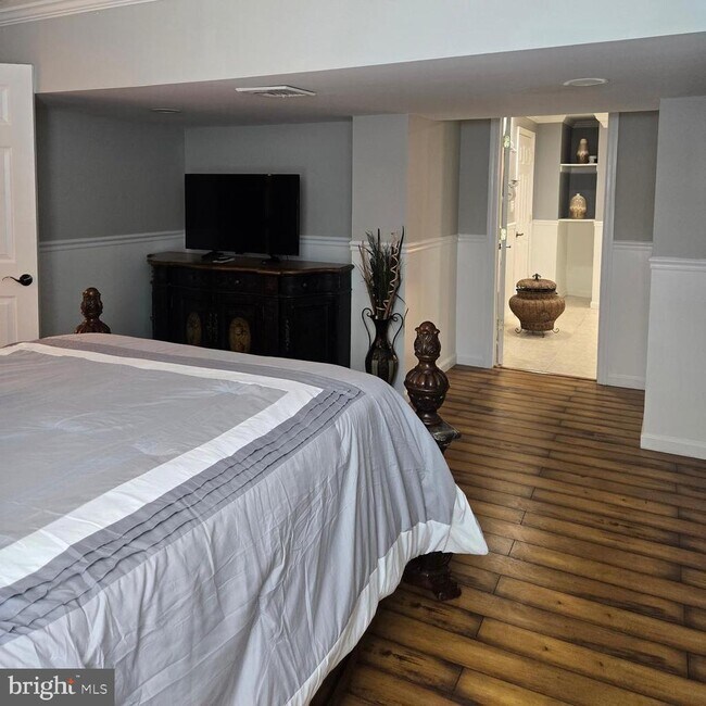 Building Photo - 3 Hillfield Ave