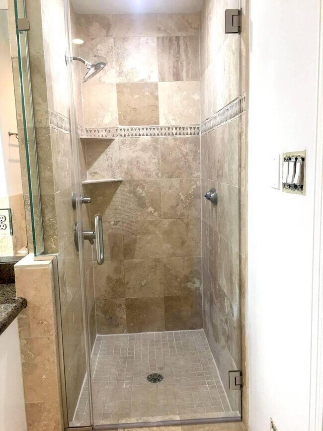 Building Photo - Discounted Deposit! Stylish 3-Bedroom Town...