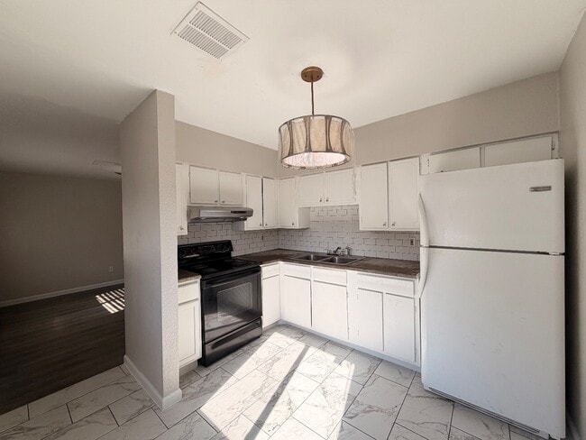 Building Photo - 3737 E 27th Pl