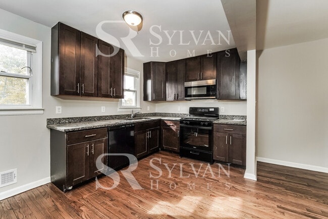 Building Photo - This inviting 4 bedroom 2 bathroom home is...
