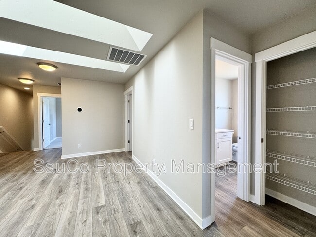 Building Photo - 5575 SE 80th Ave