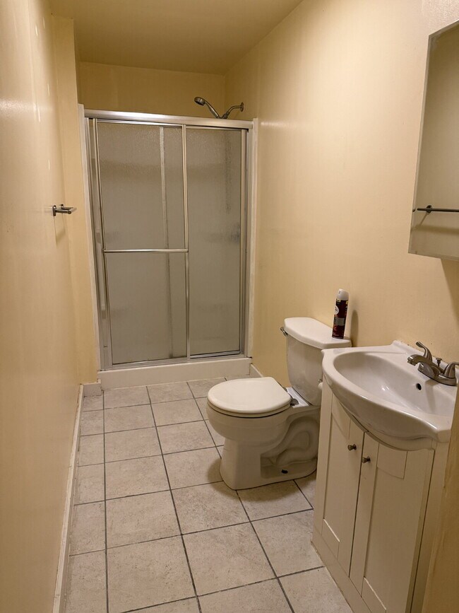 Building Photo - Charming 4 Bedroom Home with 2 Full Baths in Grand Rapids