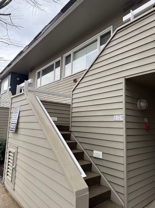 Building Photo - Beautiful Hayden Bay Condo with Mount Hood, River and Marina Views!