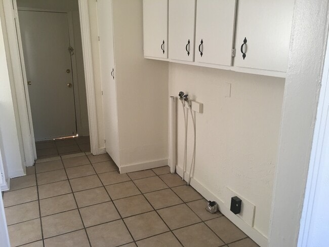 Building Photo - Cute 2 Bedroom 1 Bath home with Central He...