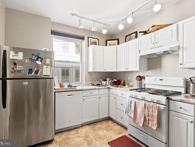 Building Photo - 3405 Greenway