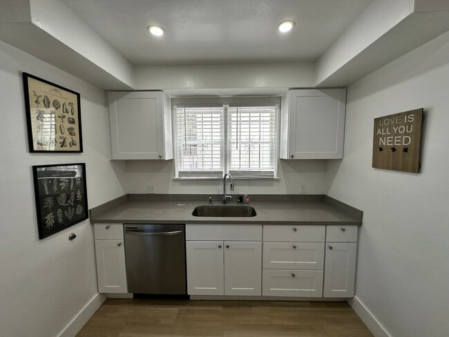 Building Photo - 214 S Arnaz Dr