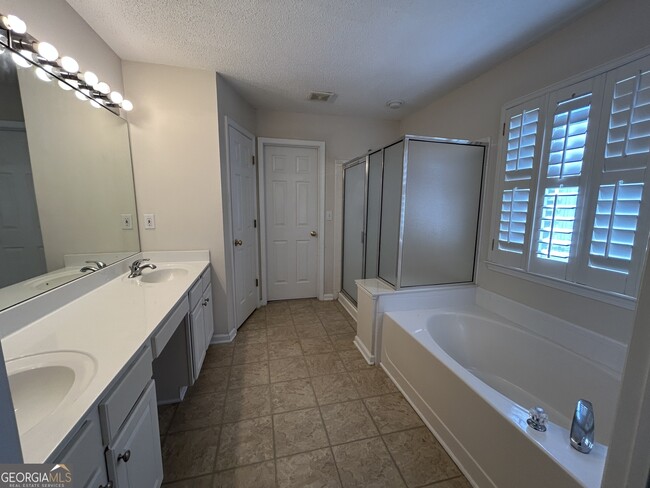 Building Photo - 4360 Ridgefair Dr