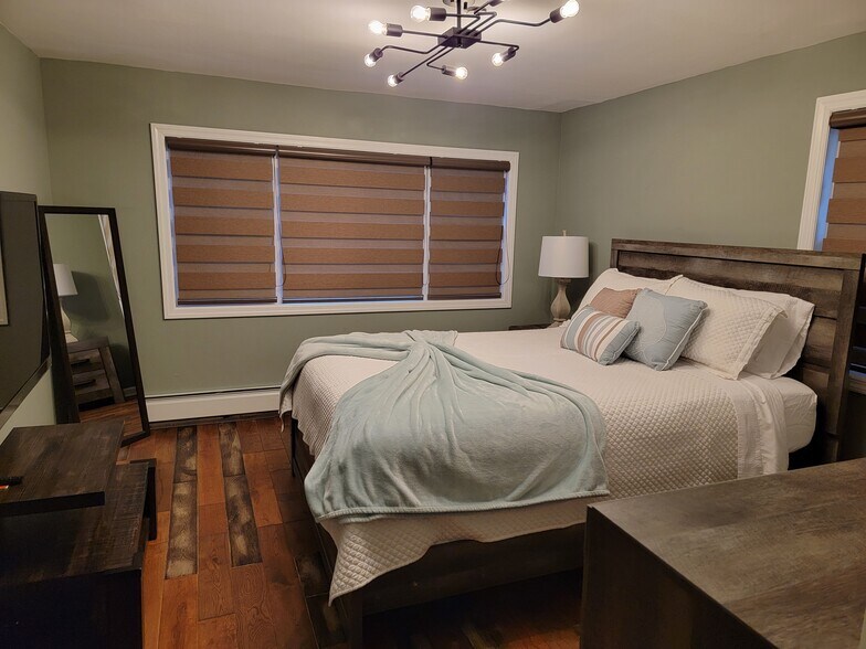 Queen Bed - 22 Wilshire Ct