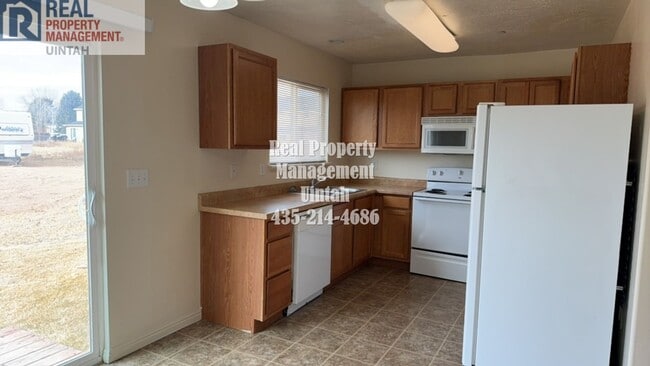 Building Photo - RENT AND DEPOSIT HAS BEEN REDUCED!! 2-bedroom, 2-bathroom Townhouse in SkyPark 1. IS OFFERING A $...